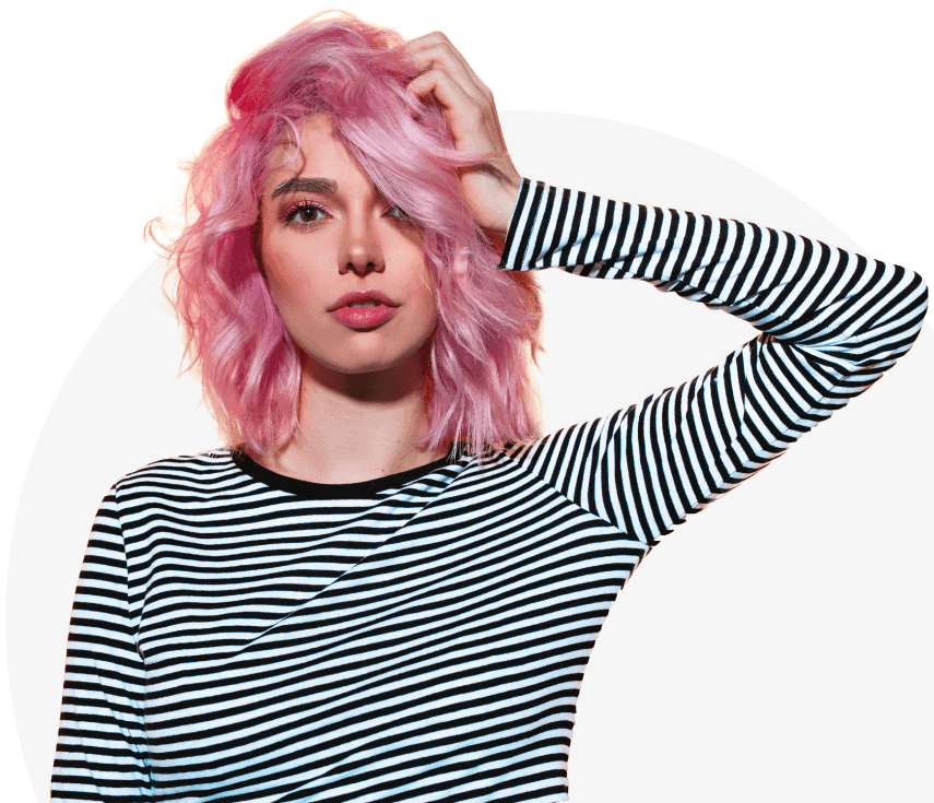femme cheveux courts et colorés en rose