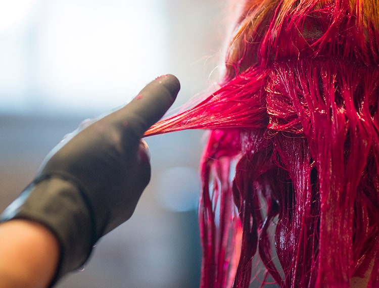 coloration de cheveux en rose rouge