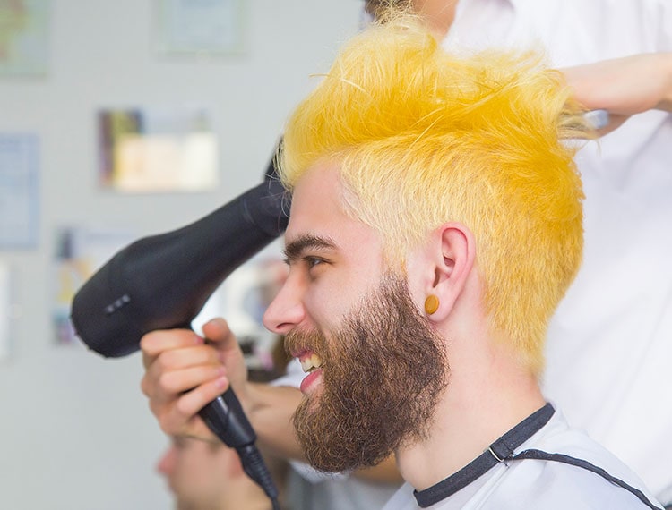 homme avec cheveux colorés en jaune